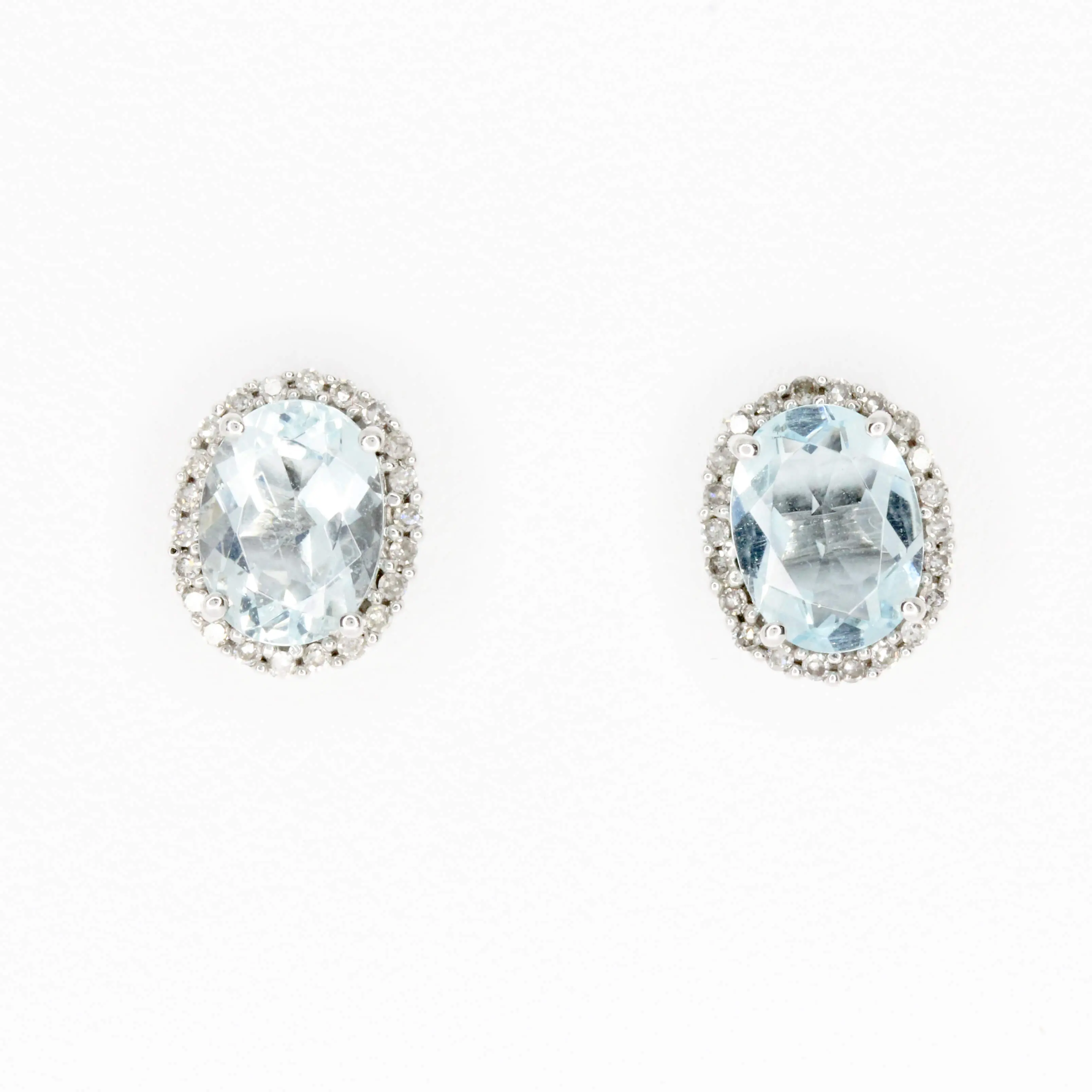 Oval Aquamarine with Halo of Diamond set in 9ct White Gold