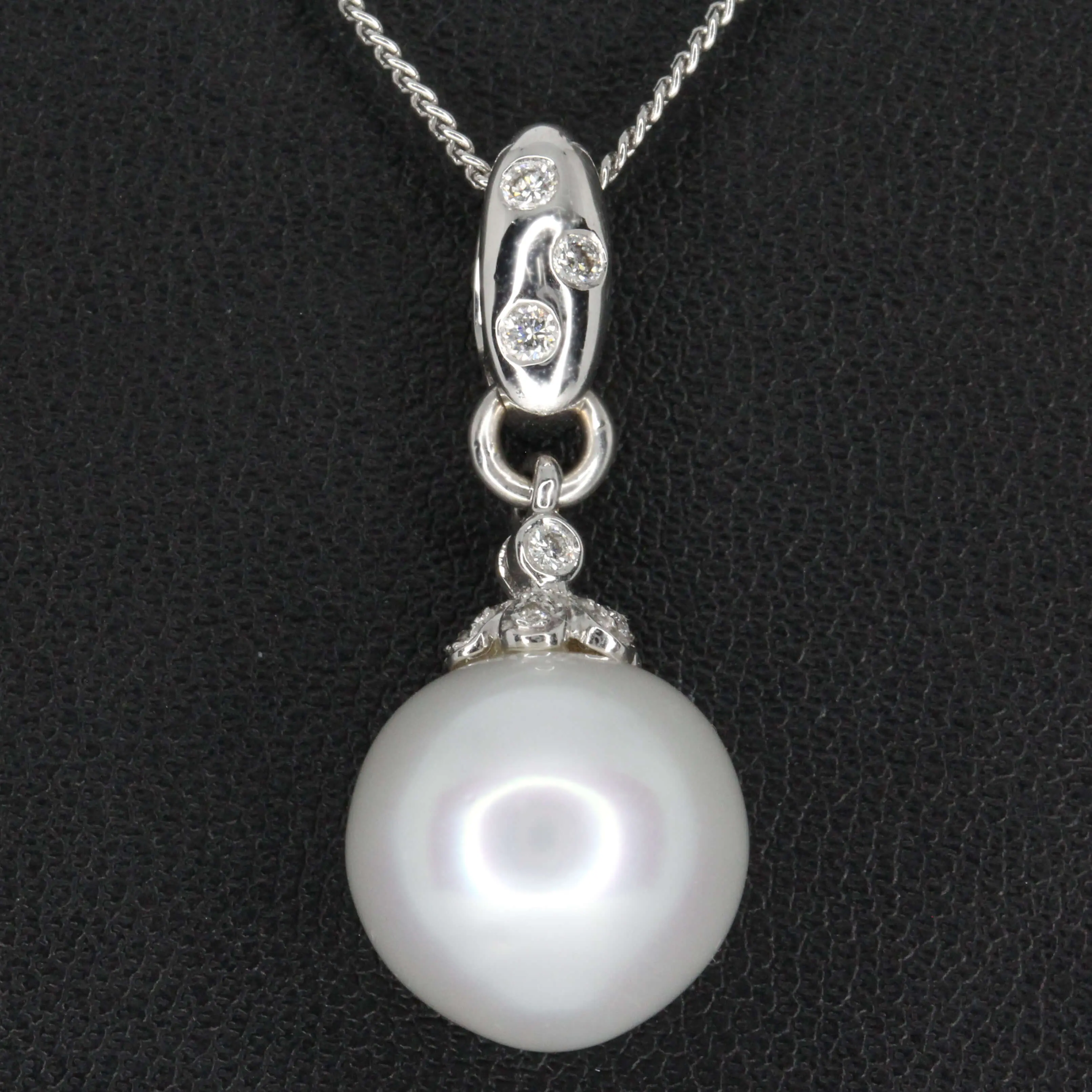 White south sea pearl pendant with diamonds set