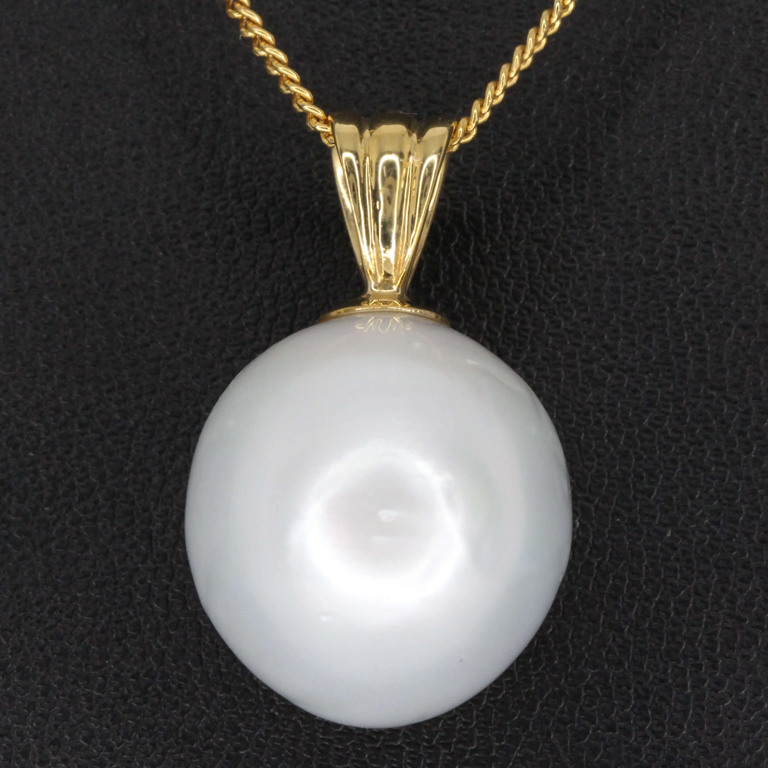 White South Sea Pearl Pendant Yellow Gold Necklace