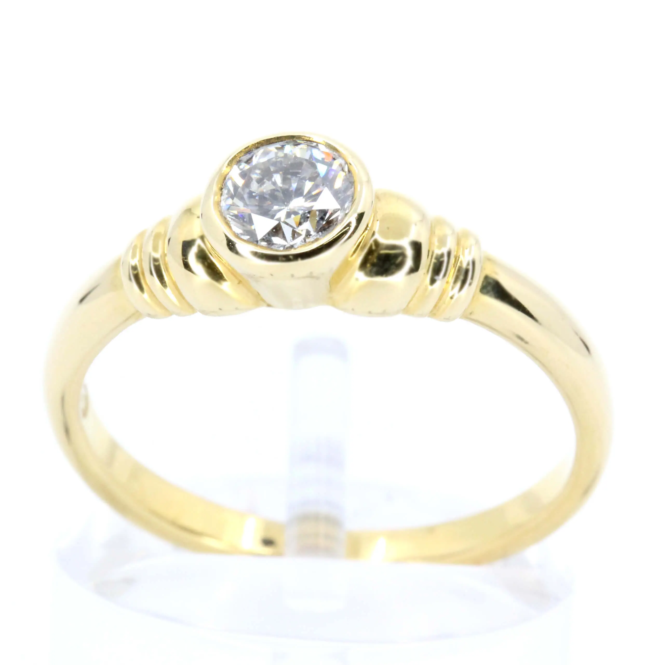 Round Brilliant Cut Diamond Ring set in 18ct Yellow Gold