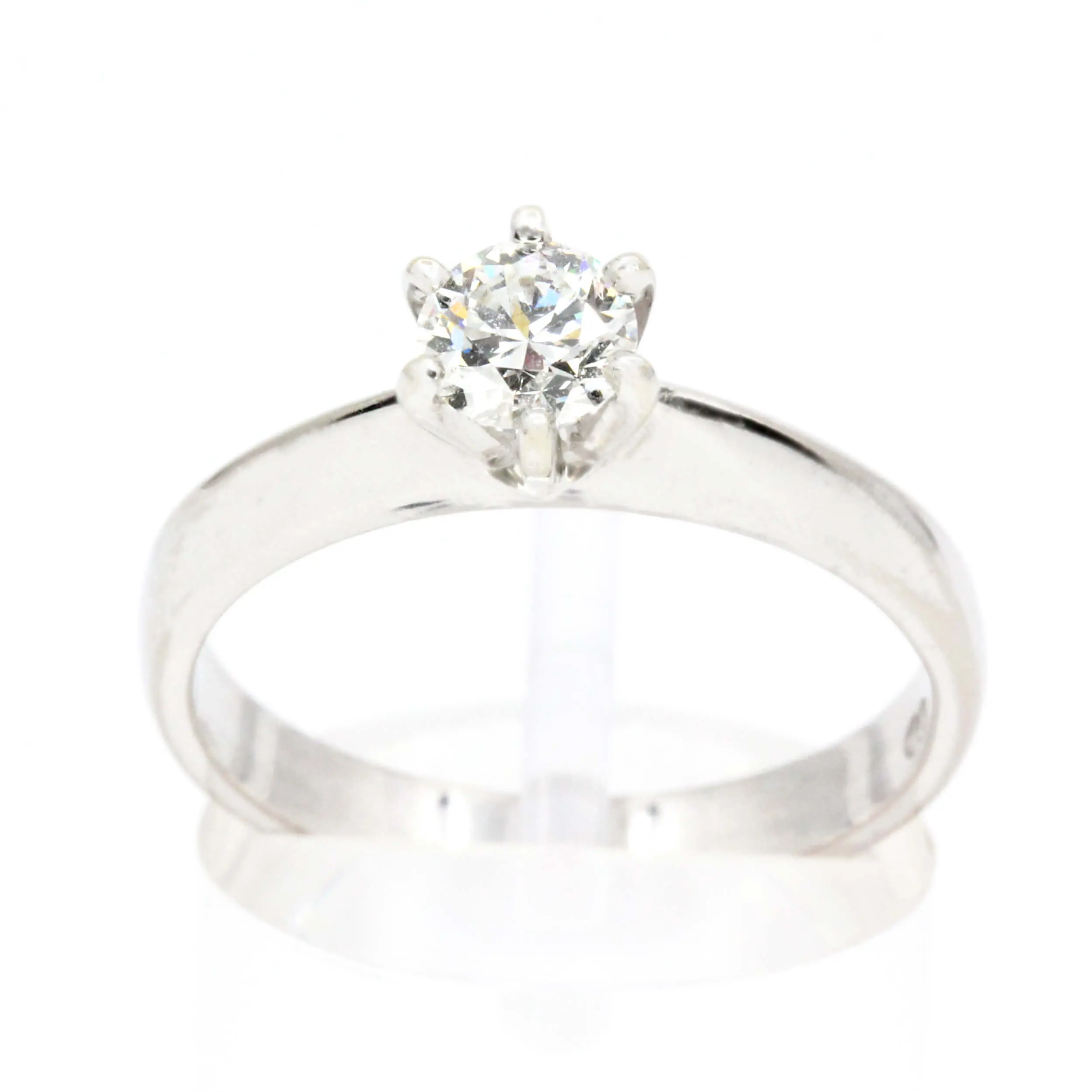 Round Brilliant Cut Diamond Ring set in 18ct White Gold