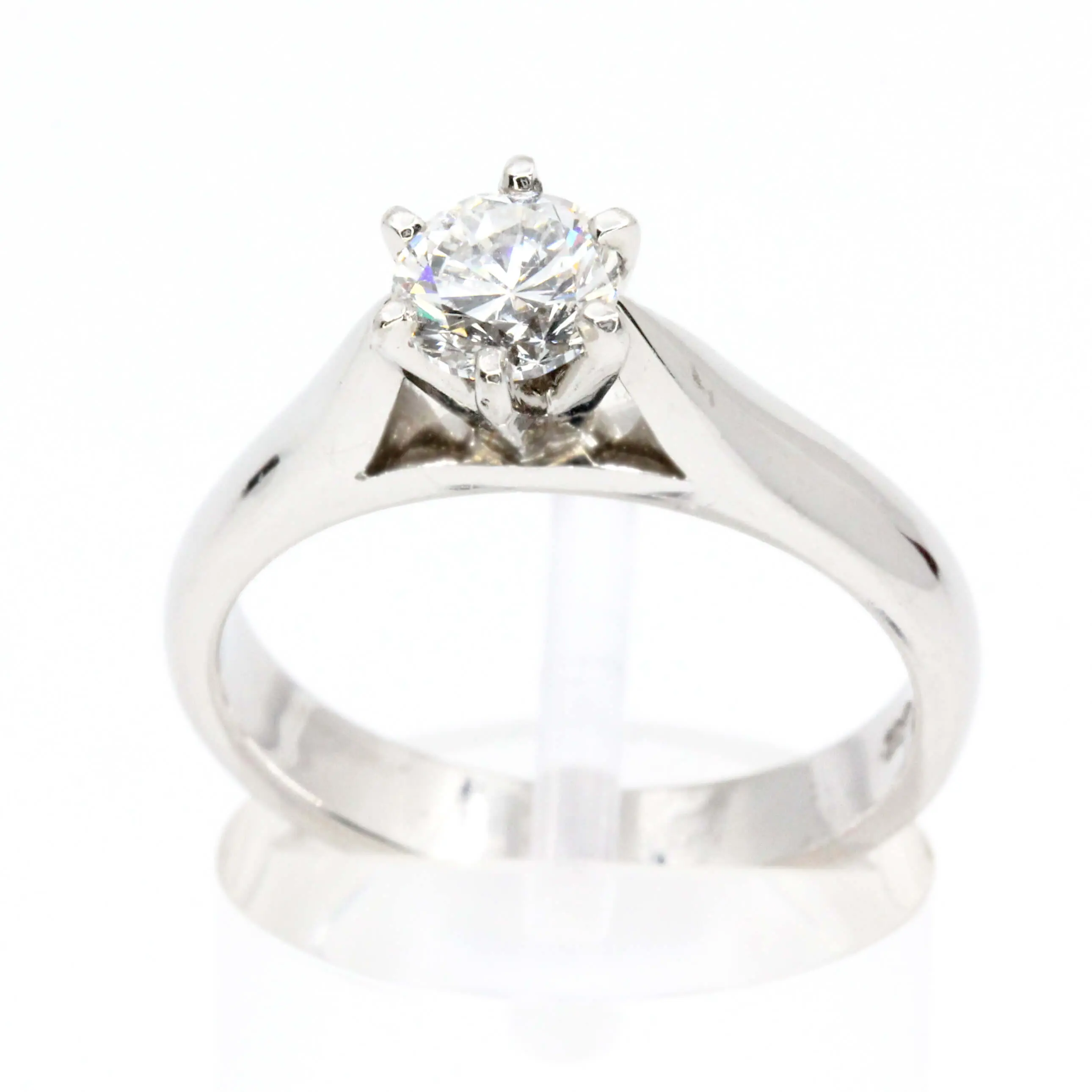 Round Brilliant Cut Diamond Ring set in 18ct White Gold
