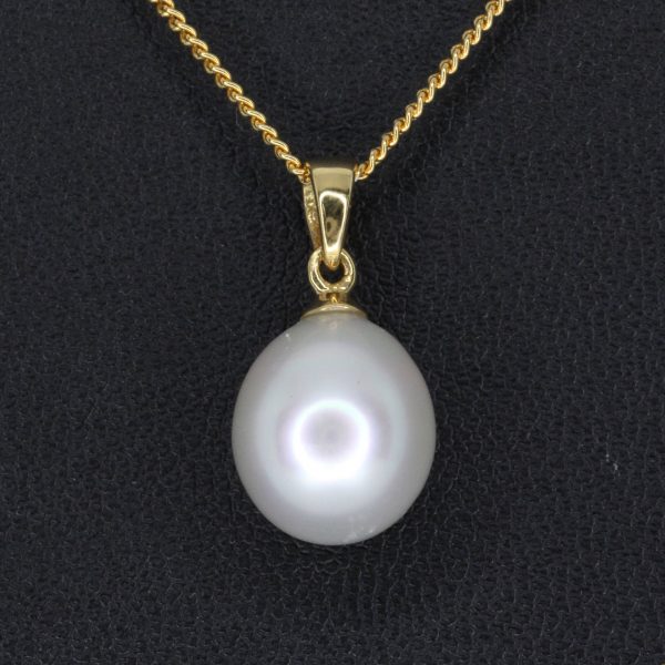 White South Sea Pearl Pendant set in 18ct Yellow Gold