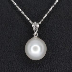 White South Sea Pearl Pendant set in 18ct White Gold