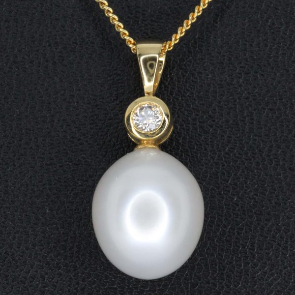White South Sea Pearl Pendant with Diamonds set in 18ct Yellow Gold
