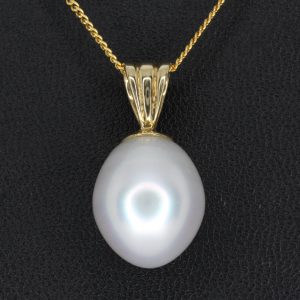 White South Sea Pearl Pendant set in 18ct Yellow Gold