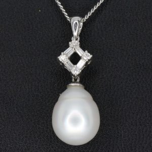 White south sea pearl pendant with diamonds