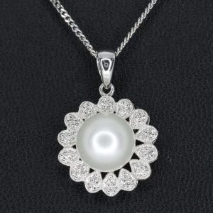 White south sea pearl pendant with diamonds set