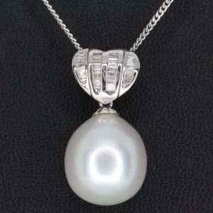 White south sea pearl pendant with diamonds set