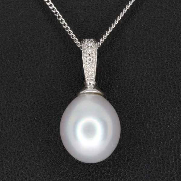 White South Sea Pearl Pendant with Diamonds