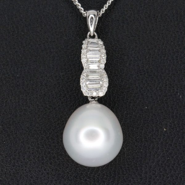 White South Sea Pearl Pendant with Diamonds