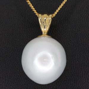 White South Sea Pearl Pendant Yellow Gold Necklace