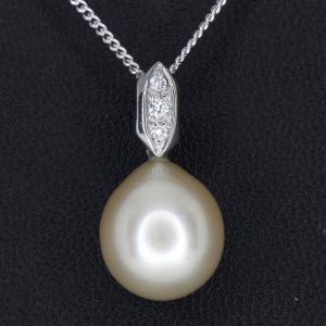 ale Gold South Sea Pearl Pendant with Diamonds White Gold
