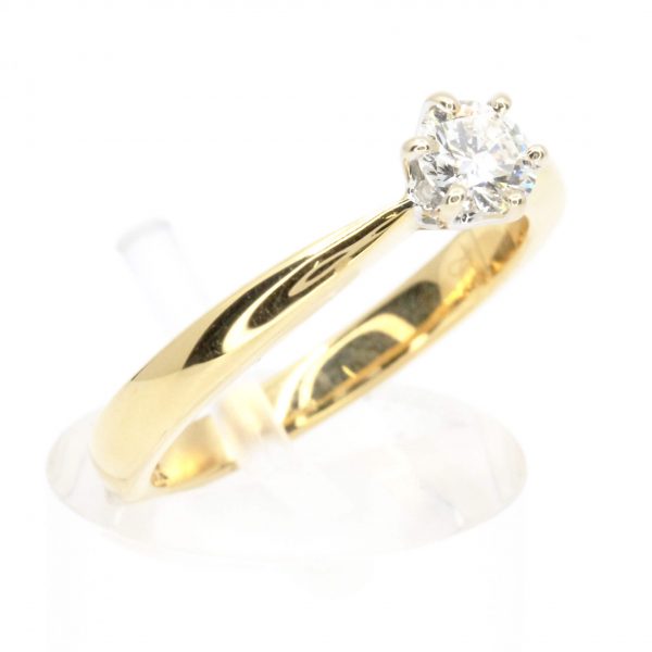 Round Brilliant Cut Diamond 6-Claw Solitaire Setting set in 18ct Yellow Gold