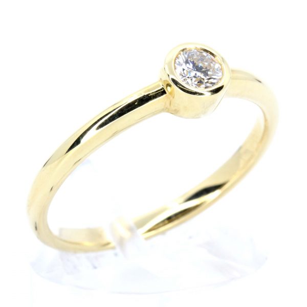 Round Brilliant Cut Diamond Ring set in 18ct Yellow Gold