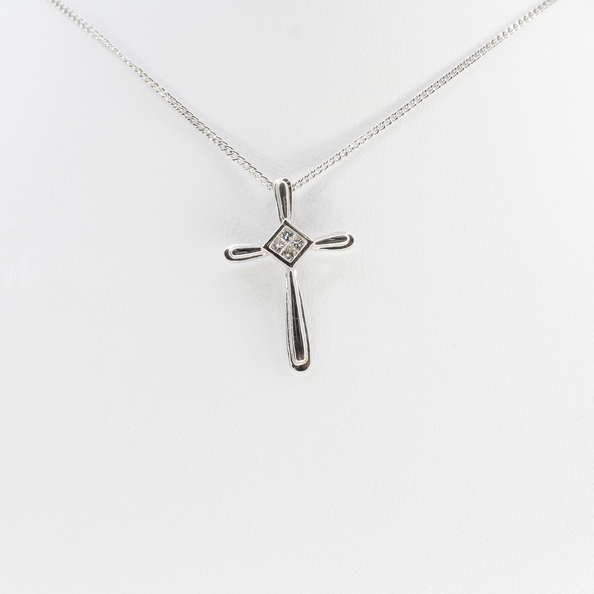 White gold cross and chain 18ct Clearance