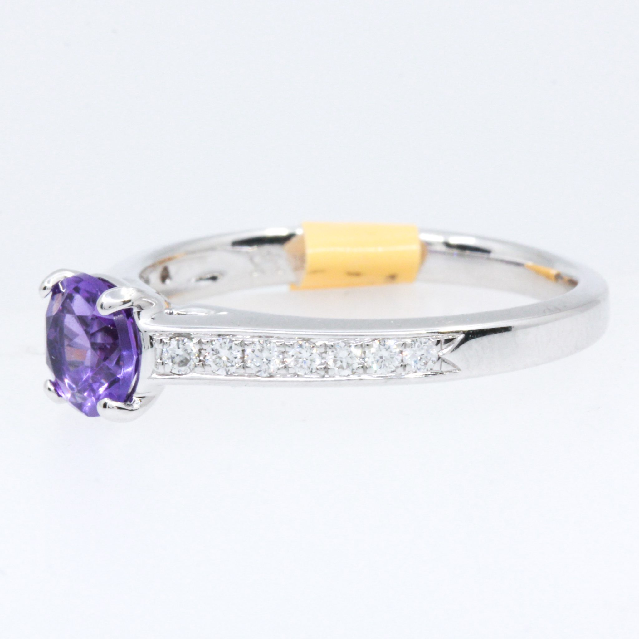 18ct White Gold Diamond & Amethyst Ring - 0.04ct Diamonds, 7ct Amethyst