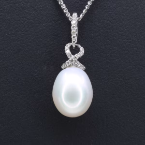 18ct White Gold White Freshwater Pearl and Diamond Pendant